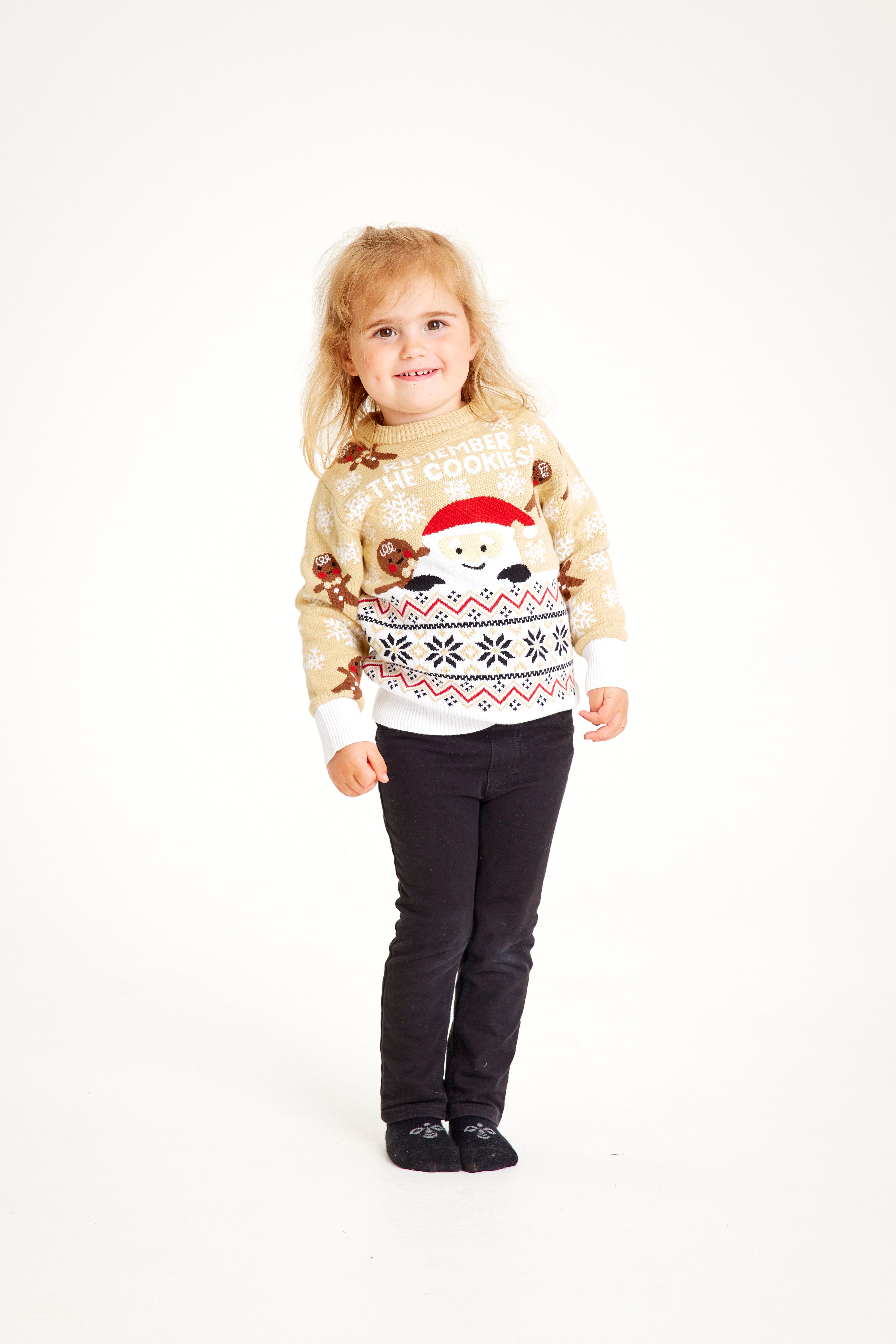 Et sødt barn iført en julesweater.